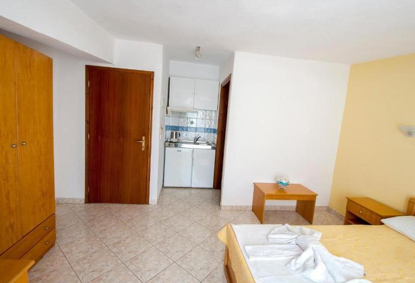 Номер Стандарт Вид на Горы, Marialena