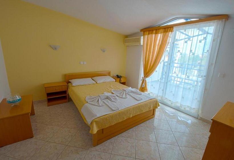 Номер Стандарт Вид на Горы, Marialena