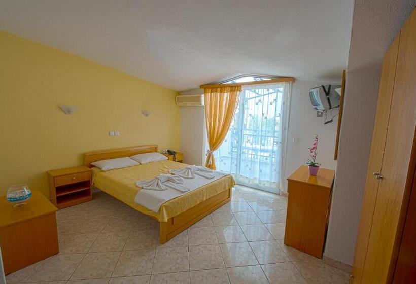 Номер Стандарт Вид на Горы, Marialena