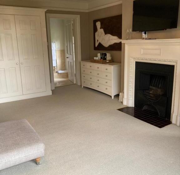 اتاق سوپریور خانوادگی, Gallows Hill