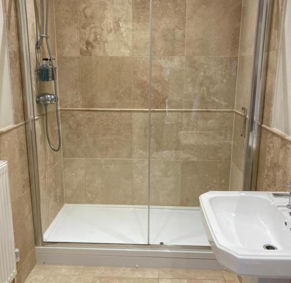 اتاق سوپریور خانوادگی, Gallows Hill