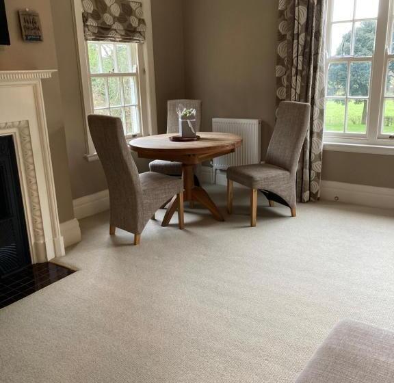 اتاق سوپریور خانوادگی, Gallows Hill