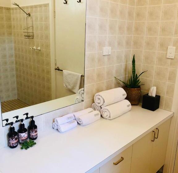 Suite with lake view, The Lake House Retreat