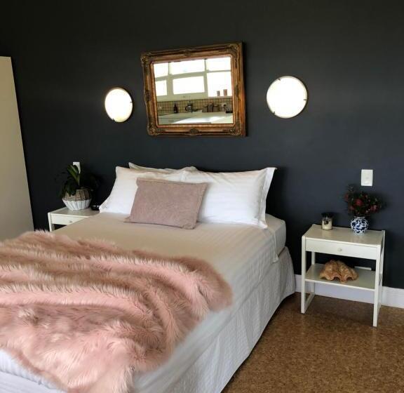 Suite with lake view, The Lake House Retreat