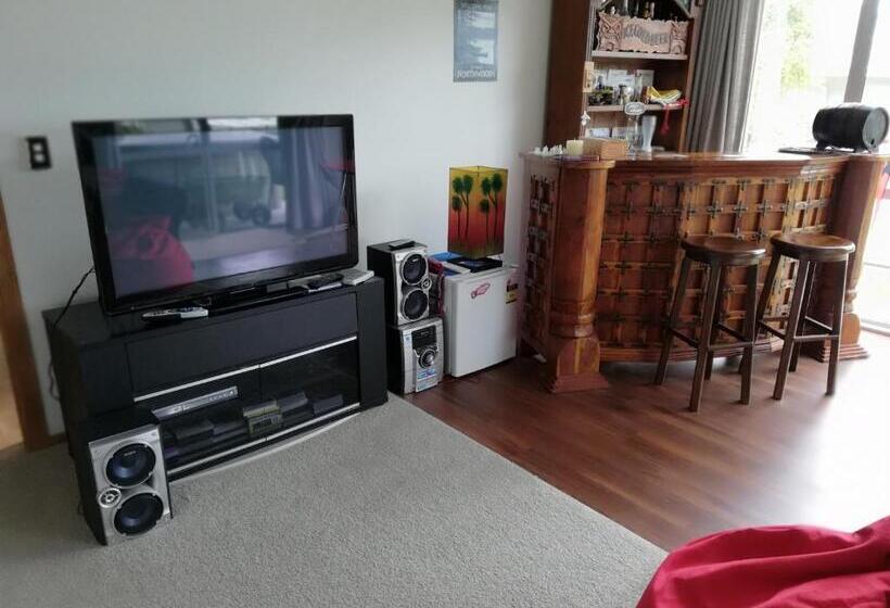 חדר אקונומי, Whaka Heights