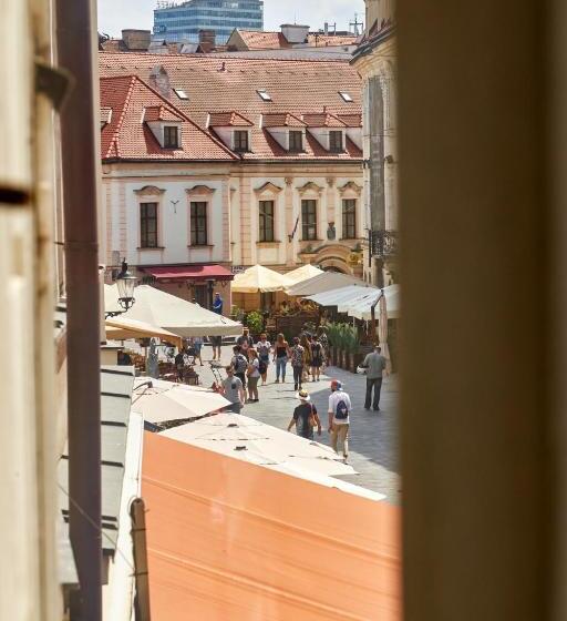 استودیوی استاندارد, Aapartamentoos