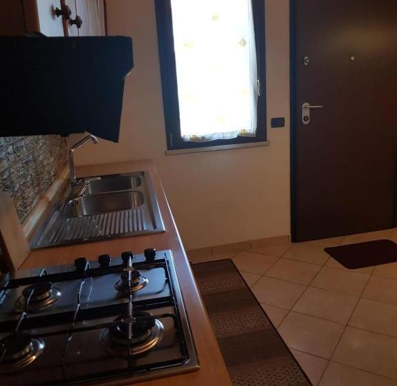 استودیوی استاندارد, Beastella Holiday Rooms