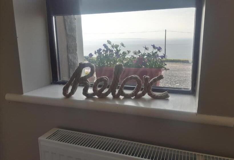 اتاق لوکس با چشم‌انداز دریا, Our View