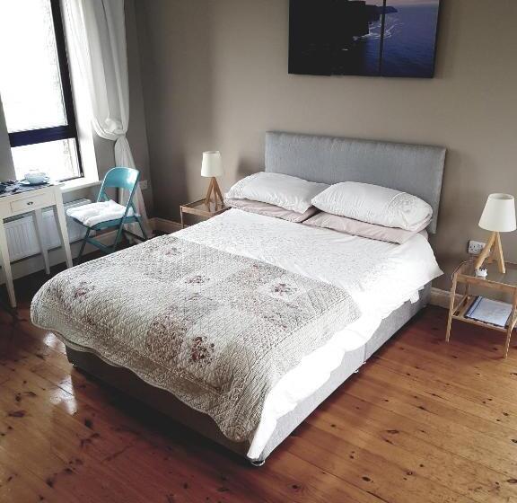 اتاق لوکس با چشم‌انداز دریا, Our View