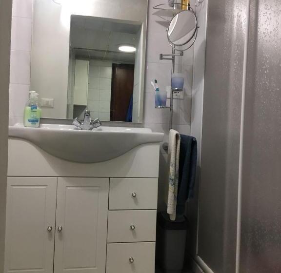 اتاق استاندارد, Alla Rotonda Dai Santi