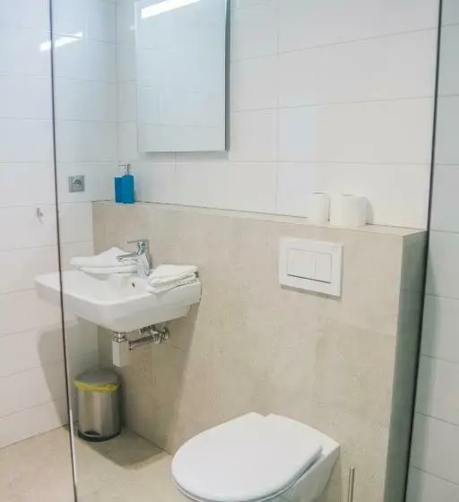 Camera Standard Letto King Accessibile ai persone con mobilità ridotta, Apart U Lva