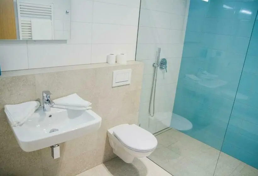 Camera Standard Letto King Accessibile ai persone con mobilità ridotta, Apart U Lva