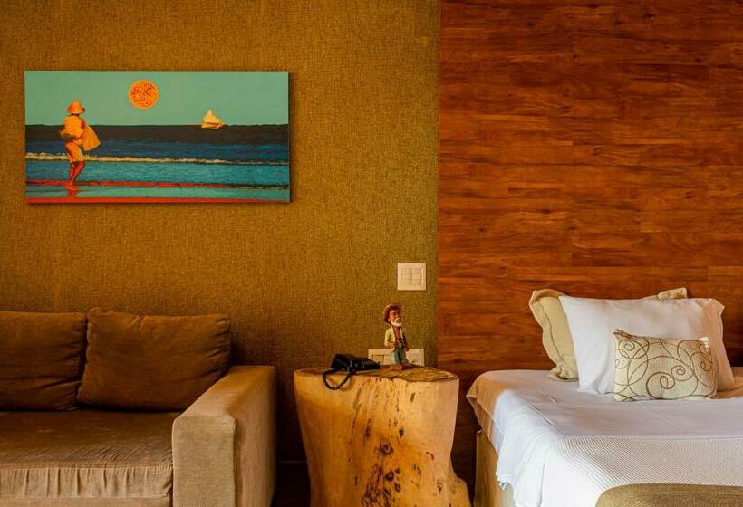 سوییت با چشمانداز استخر, Carmel Charme Resort