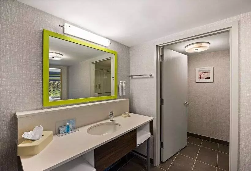 اتاق استاندارد, Hampton Inn & Suites Poughkeepsie
