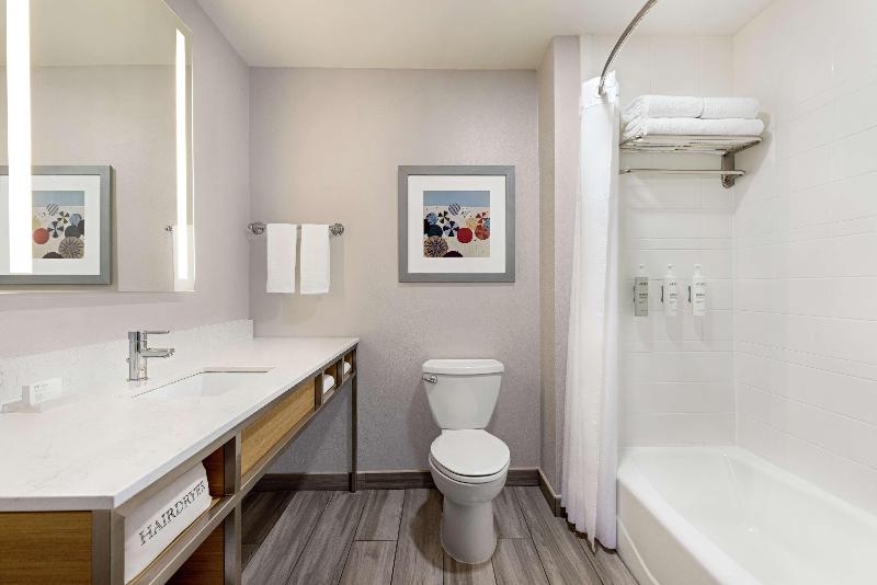 Junior Suite met Kingsize Bed, Hilton Garden Inn South Padre Island Beachfront
