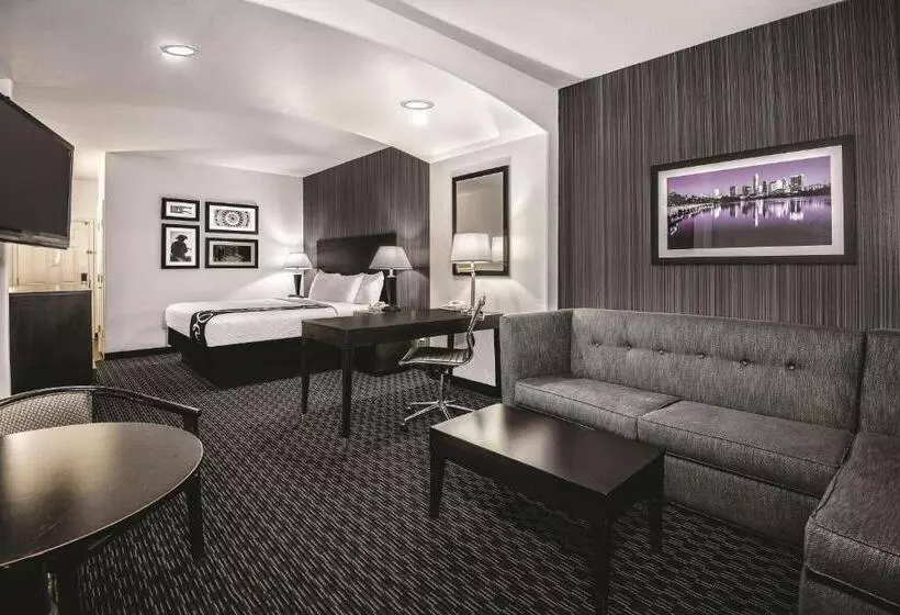 キングサイズベッドのエクゼクティブルーム, La Quinta By Wyndham Austin   Cedar Park