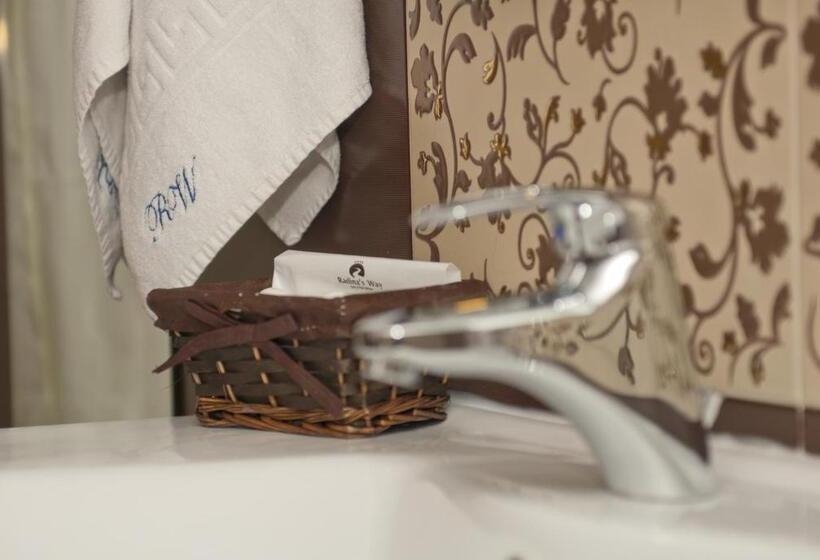 غرفة عائلية, Radina's Way Hotel