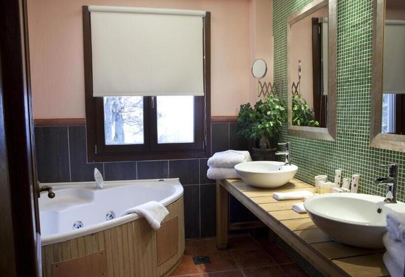 סוויטת ג'וניור נוף לאגם, Kazarma