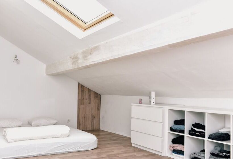 استودیوی استاندارد, Bed Collège