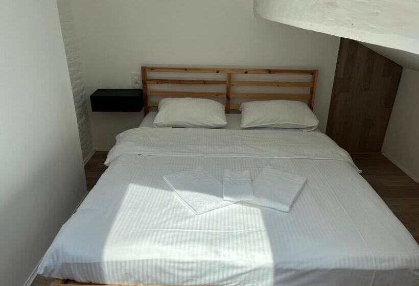 استودیوی استاندارد, Bed Collège