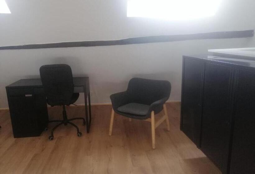 اتاق استاندارد با سرویس بهداشتی مشترک, Bed Collège