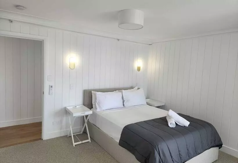 1 Bedroom Penthouse Apartment, Burleigh Surf Apartments