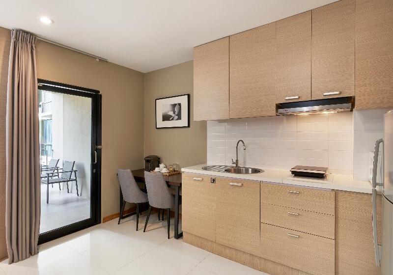 プールの見えるデラックスルーム, Altera Hotel And Residence By At Mind