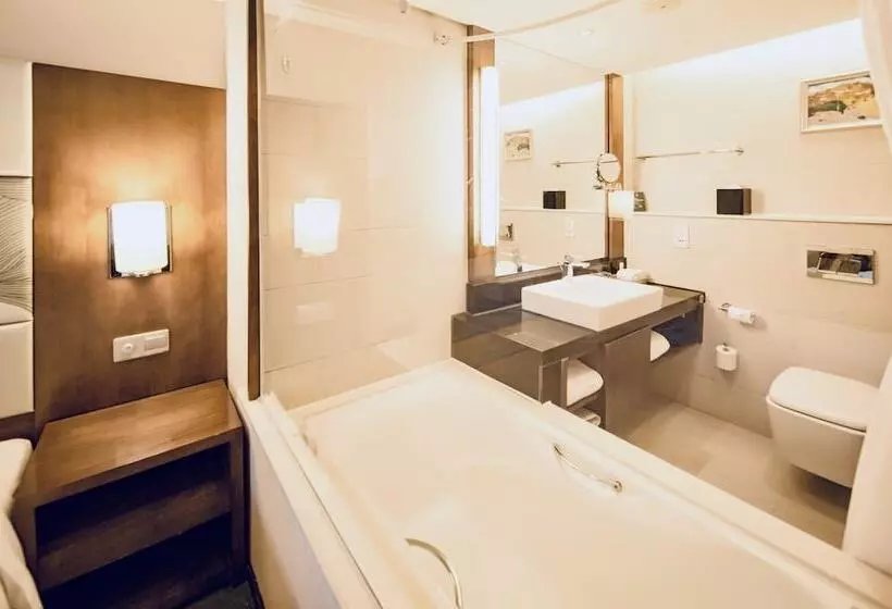 クラブルーム, Holiday Inn Qingdao City Center, An Ihg Hotel May 4th Square
