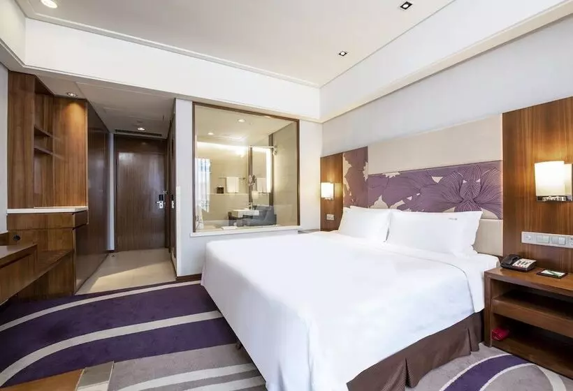 クラブルーム, Holiday Inn Qingdao City Center, An Ihg Hotel May 4th Square
