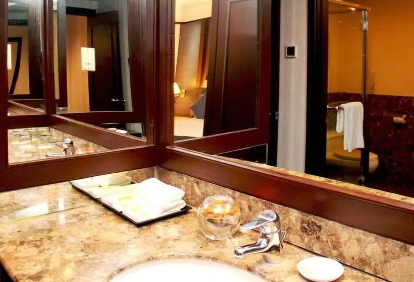 Standard Neljän Hengen Huone, Mardhiyyah Hotel And Suites