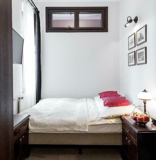 اتاق اکونومی یک تخته, Szarotka