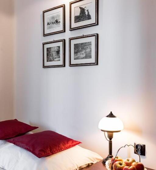 اتاق اکونومی یک تخته, Szarotka