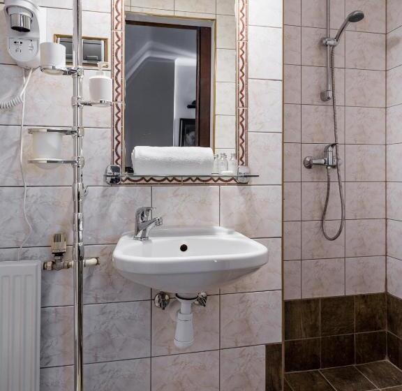 اتاق اکونومی, Szarotka