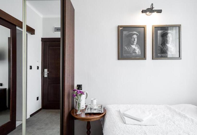 اتاق اکونومی, Szarotka