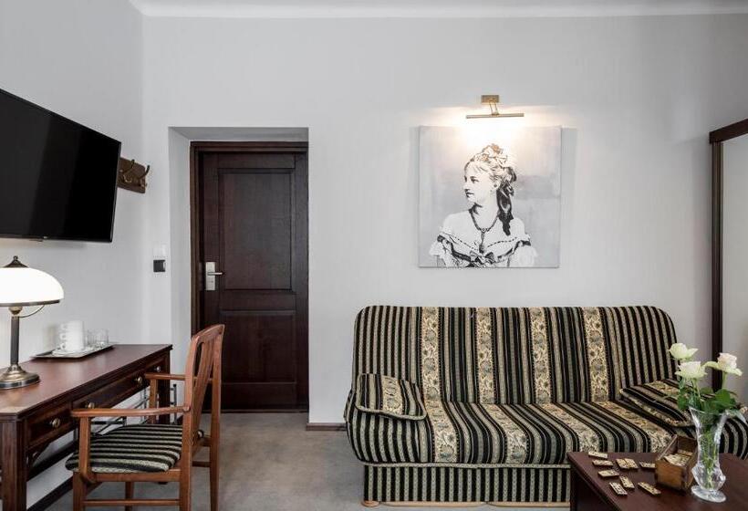 اتاق استاندارد سه نفره, Szarotka