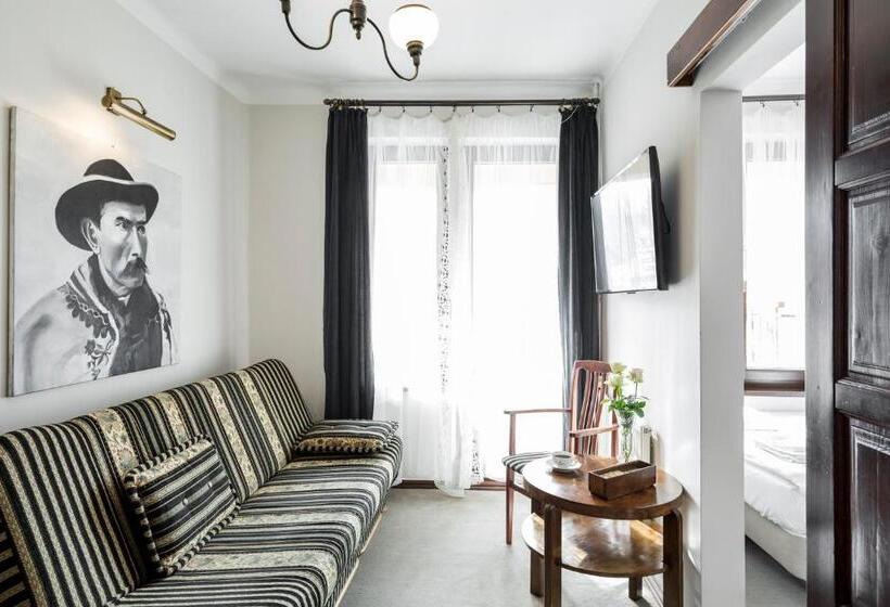 اتاق استاندارد سه نفره, Szarotka