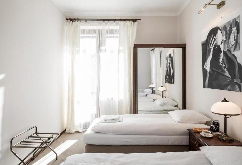 اتاق استاندارد سه نفره, Szarotka