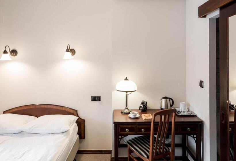 اتاق استاندارد سه نفره, Szarotka