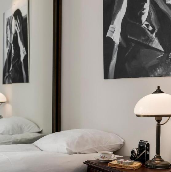 اتاق استاندارد سه نفره, Szarotka