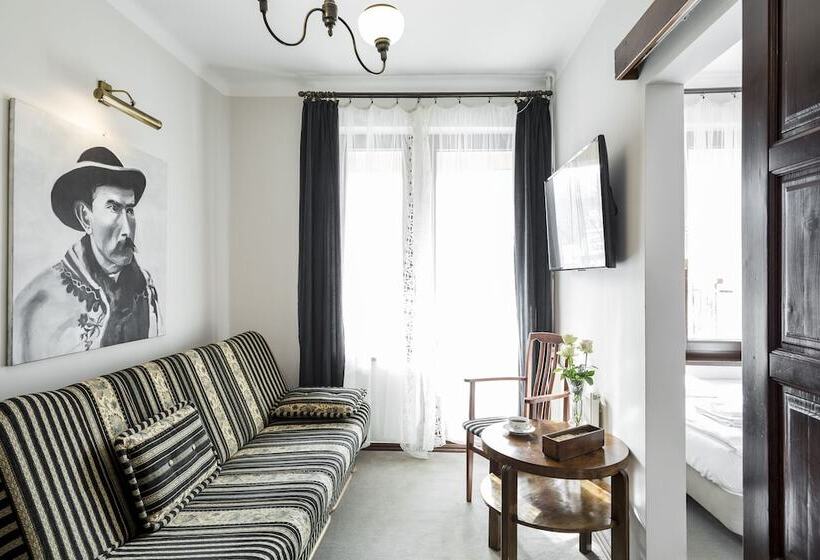 اتاق استاندارد سه نفره, Szarotka