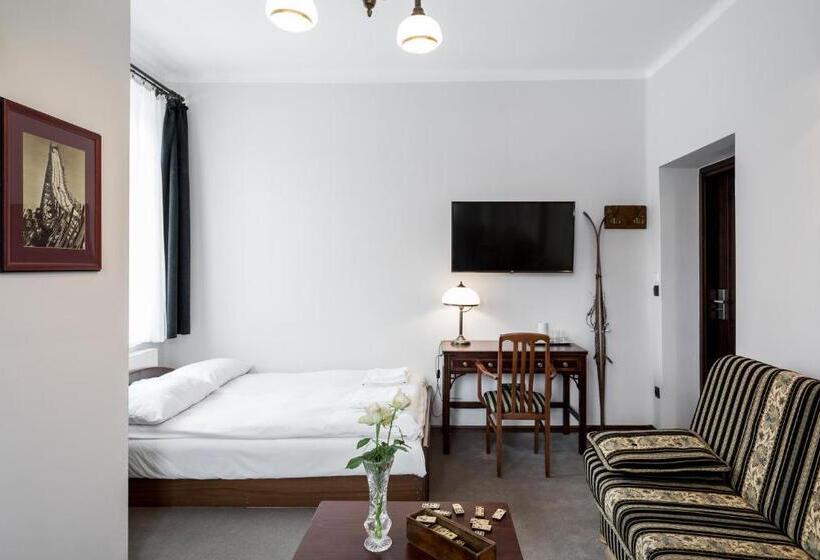 اتاق استاندارد سه نفره, Szarotka