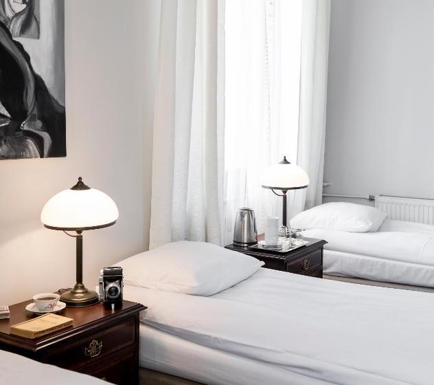 اتاق استاندارد سه نفره, Szarotka