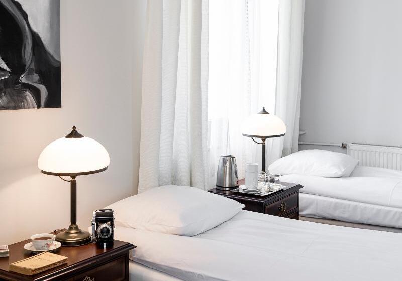 اتاق استاندارد سه نفره, Szarotka