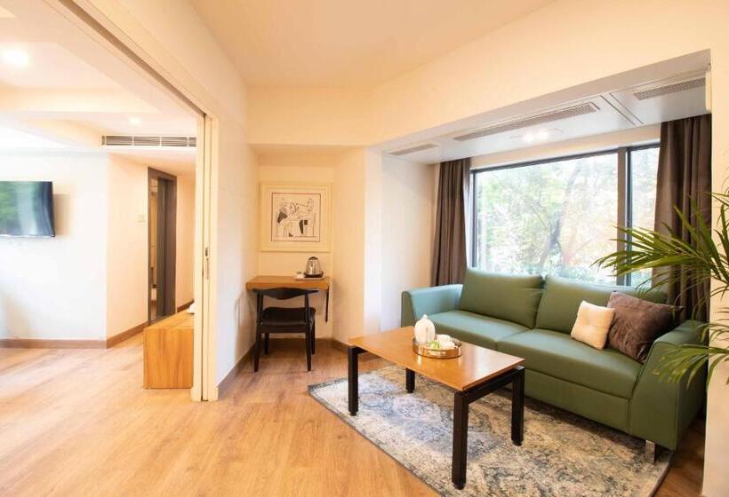 Executive Suite, Le Royce