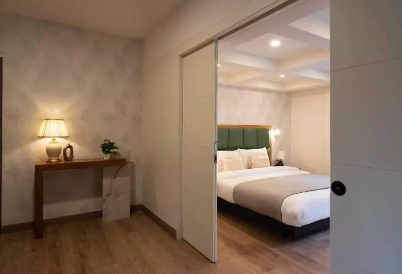 Executive Suite, Le Royce