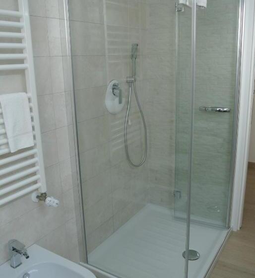 标准三人间, Ofra Matera