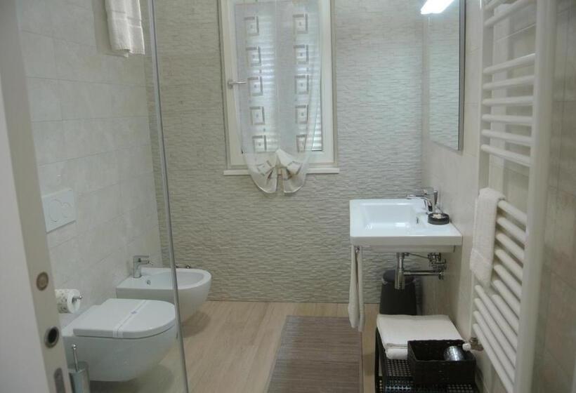 标准间, Ofra Matera