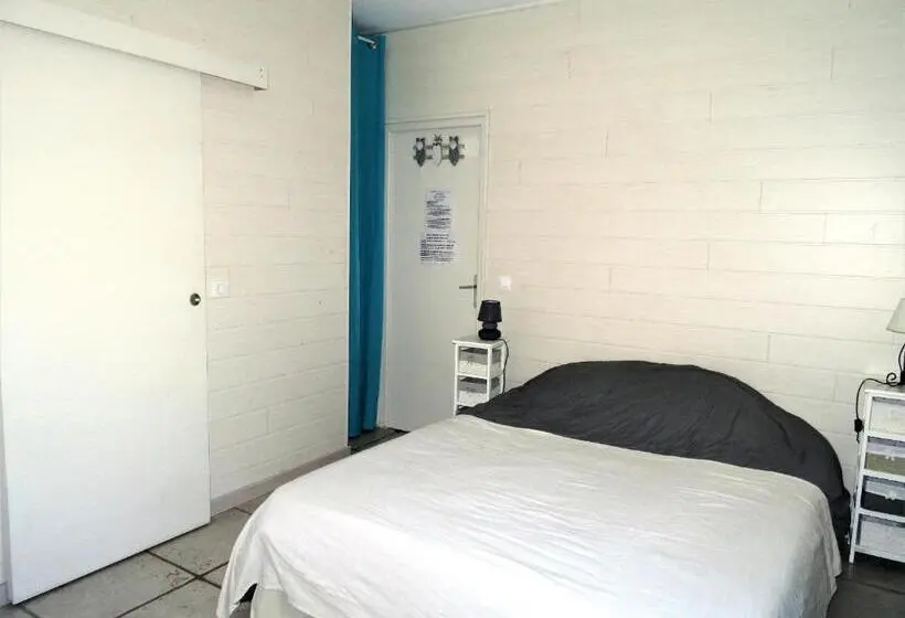 プールの見えるスタンダードトリプルルーム, Les Flots De Ma Vie Chambres D Hotes Et Tipi Florence Et Virginie Gossin
