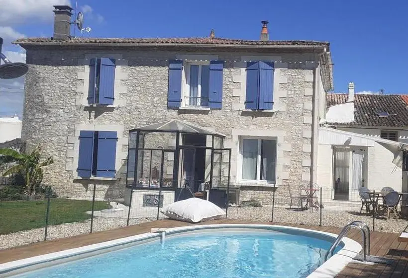 プールの見えるスタンダードトリプルルーム, Les Flots De Ma Vie Chambres D Hotes Et Tipi Florence Et Virginie Gossin