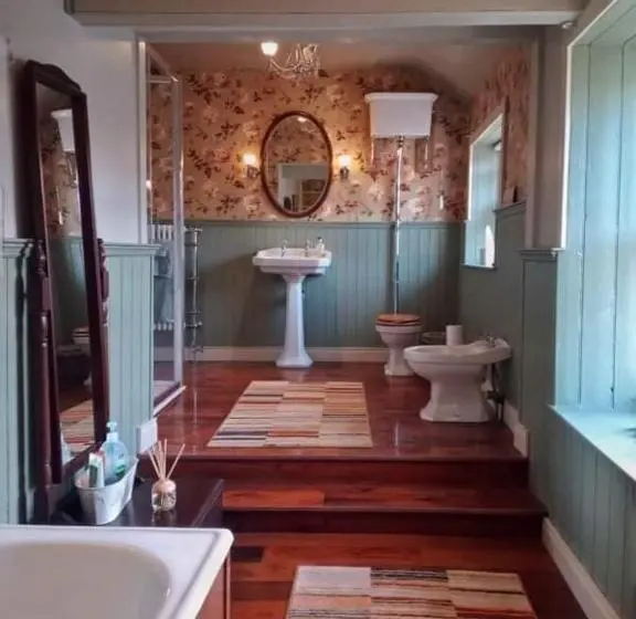اتاق لوکس با تخت بزرگ, Crookedstone House